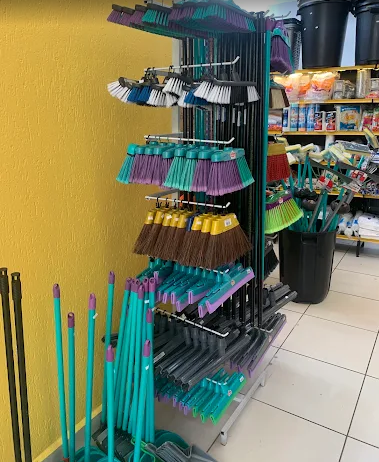 Vassouras e rodos na loja